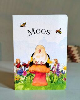 M a a k  m e  b l i j

Horen jullie de vogels ook al fluiten? Vandaag voelde als hét moment om deze illustratie de wereld in te sturen.

Ik teken bewust minder geboortekaartjes dan vroeger. Maar als er weer eentje naar de drukker gaat, ben ik zó enthousiast. Soms denk ik dat ik er zelf nog het meest blij van word. Tot de reacties binnenstromen. Dan weet ik weer: dit doen we samen.

Dit persoonlijke kaartje voor lieve Moos leverde me onder andere deze woorden op:

"Wat een heeerlijke kaart. Echt de mooiste geboortekaart die we hebben gekregen. Petje af"
"Net het geboortekaartje binnen! Wat een mooi en lief kaartje. Echt fantastisch"
"Ik vond jullie geboortekaartje echt (letterlijk) de mooiste. Heel tof en lief en kleurrijk". 

En ja… dan spring ik zelf ook gewoon een gat in de lucht. Want kleur, blijdschap en een persoonlijk verhaal mogen verspreiden, dat is precies waarom ik dit werk zo graag doe.

@casgeerits @jelske_jmf
#geboortekaartjeopmaat #geboortekaartje #geboortekaartjes