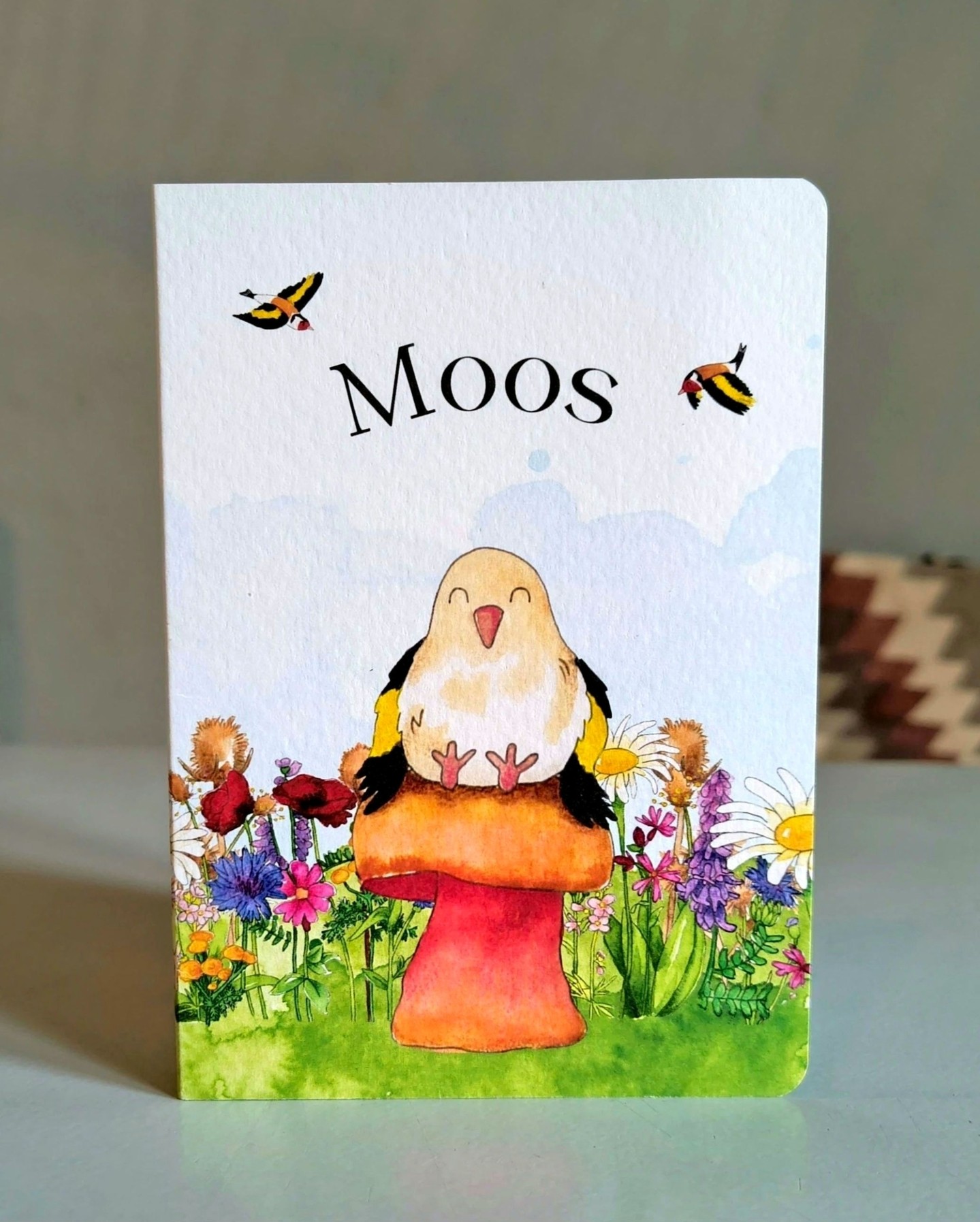 M a a k  m e  b l i j

Horen jullie de vogels ook al fluiten? Vandaag voelde als hét moment om deze illustratie de wereld in te sturen.

Ik teken bewust minder geboortekaartjes dan vroeger. Maar als er weer eentje naar de drukker gaat, ben ik zó enthousiast. Soms denk ik dat ik er zelf nog het meest blij van word. Tot de reacties binnenstromen. Dan weet ik weer: dit doen we samen.

Dit persoonlijke kaartje voor lieve Moos leverde me onder andere deze woorden op:

"Wat een heeerlijke kaart. Echt de mooiste geboortekaart die we hebben gekregen. Petje af"
"Net het geboortekaartje binnen! Wat een mooi en lief kaartje. Echt fantastisch"
"Ik vond jullie geboortekaartje echt (letterlijk) de mooiste. Heel tof en lief en kleurrijk". 

En ja… dan spring ik zelf ook gewoon een gat in de lucht. Want kleur, blijdschap en een persoonlijk verhaal mogen verspreiden, dat is precies waarom ik dit werk zo graag doe.

@casgeerits @jelske_jmf
#geboortekaartjeopmaat #geboortekaartje #geboortekaartjes