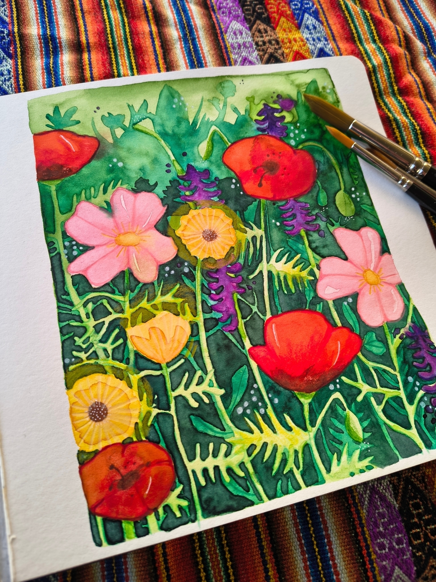 K a a r t j e  o f  g e e n  k a a r t j e ?

Bij elke illustratie die ik maak vraag ik me af of het mooi genoeg is. Is het kaart-waardig? 

Als ik vergelijk met andere illustratoren, is het antwoord op mijn eigen vraag altijd nee. Bij sommige illustraties voel ik een dikke ja, maar verkoopt-ie voor geen meter. 

Ik wil bij mezelf blijven, ik wil een stijl behouden, ik wil dat het aanspreekt. Als een idee in mijn hoofd fantastisch lijkt en totaal beroerd uitpakt na uren tekenen, ben ik teleurgesteld. 'Vrij tekenen' moet altijd van een bepaalde kwaliteit zijn; ik ben immers illustrator.

Het blijkt verdomde lastig om hier los van te komen. Soms ben ik de mojo helemaal kwijt. Afgelopen week pakte ik mijn potloden en kwasten weer. Uren. Dagen. Niet te stoppen.

Ik geniet er maar even van. Er komt dus hopelijk gauw weer wat nieuwe vrolijkheid en kleur om de wereld in te sturen. Be prepared! 

#kaartjesturen #illustrator #kaartjekopem