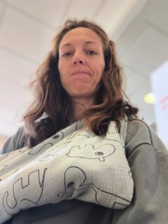 M o o i  s h * t

Kon ik de tijd maar terugdraaien. Ik had vrijdag veel werk liggen, en daar was ik eigenlijk blij mee. De hyrox les van 10u verwisselde ik daarom voor de boksles om 17u. 

18:00 uur. Zodra ik de bokshandschoenen uit doe, voel ik het al: dit was niet goed voor mijn pols. In de avond neemt de pijn toe. Zaterdagochtend moet ik bijna overgeven van de pijn en raak ik in paniek. Nee, niet mijn rechterpols. Nee nee nee, dit is helemaal mis. 

Bij de huisartsenpost maken ze toch een foto. Zoals ik al dacht: niks gebroken. Gezwollen vingers en stekende pijn. Overbelast, gekneusd. Brace en mitella om, vol aan de pijnstillers.

Ik loop het ziekenhuis uit en bel mijn moeder. Ik kan alleen maar huilen. Als dat er eenmaal uit is, besluit ik dit weekend niet te blijven hangen in spijt en de gevolgen. Ik dans met mijn kinderen, vraag hulp bij het opendraaien van een deksel en wandel. 

Maandag kijken we verder. Maandag. 
Tot morgen allemaal, geniet nog even van je zondag!