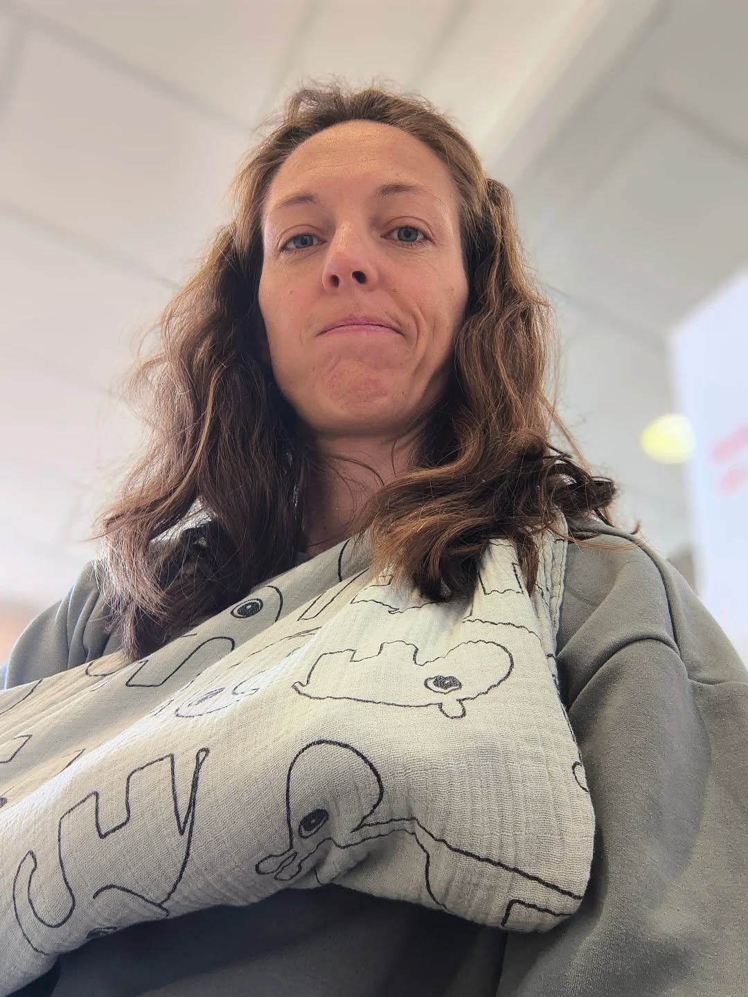 M o o i  s h * t

Kon ik de tijd maar terugdraaien. Ik had vrijdag veel werk liggen, en daar was ik eigenlijk blij mee. De hyrox les van 10u verwisselde ik daarom voor de boksles om 17u. 

18:00 uur. Zodra ik de bokshandschoenen uit doe, voel ik het al: dit was niet goed voor mijn pols. In de avond neemt de pijn toe. Zaterdagochtend moet ik bijna overgeven van de pijn en raak ik in paniek. Nee, niet mijn rechterpols. Nee nee nee, dit is helemaal mis. 

Bij de huisartsenpost maken ze toch een foto. Zoals ik al dacht: niks gebroken. Gezwollen vingers en stekende pijn. Overbelast, gekneusd. Brace en mitella om, vol aan de pijnstillers.

Ik loop het ziekenhuis uit en bel mijn moeder. Ik kan alleen maar huilen. Als dat er eenmaal uit is, besluit ik dit weekend niet te blijven hangen in spijt en de gevolgen. Ik dans met mijn kinderen, vraag hulp bij het opendraaien van een deksel en wandel. 

Maandag kijken we verder. Maandag. 
Tot morgen allemaal, geniet nog even van je zondag!